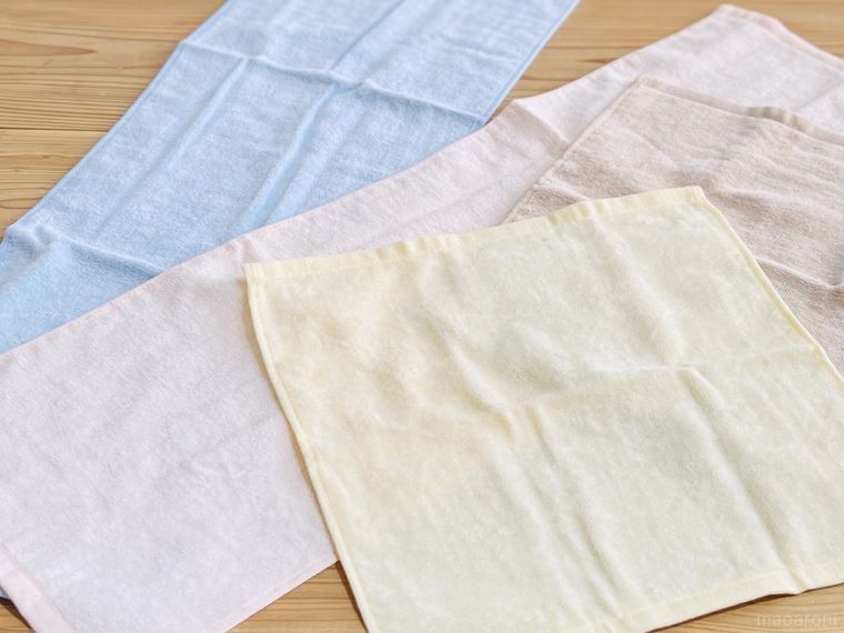 テーブルの上にフェイスタオルとハンドタオルが2枚ずつ置かれている