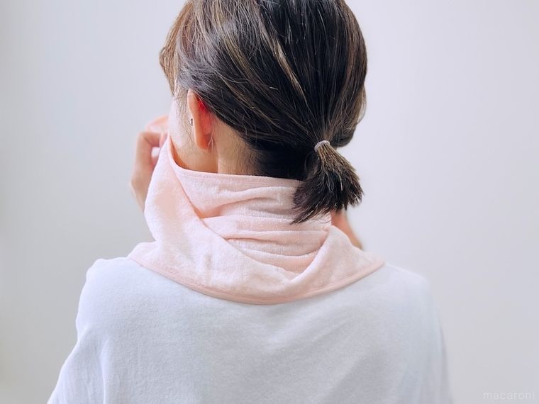 冷凍おしぼりを首にかけた様子