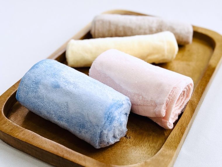 木のお盆に冷凍おしぼりを4本のせた様子
