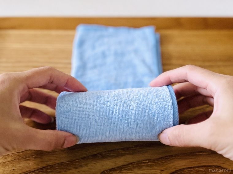 濡れたフェイスタオルをクルクルと巻いている様子