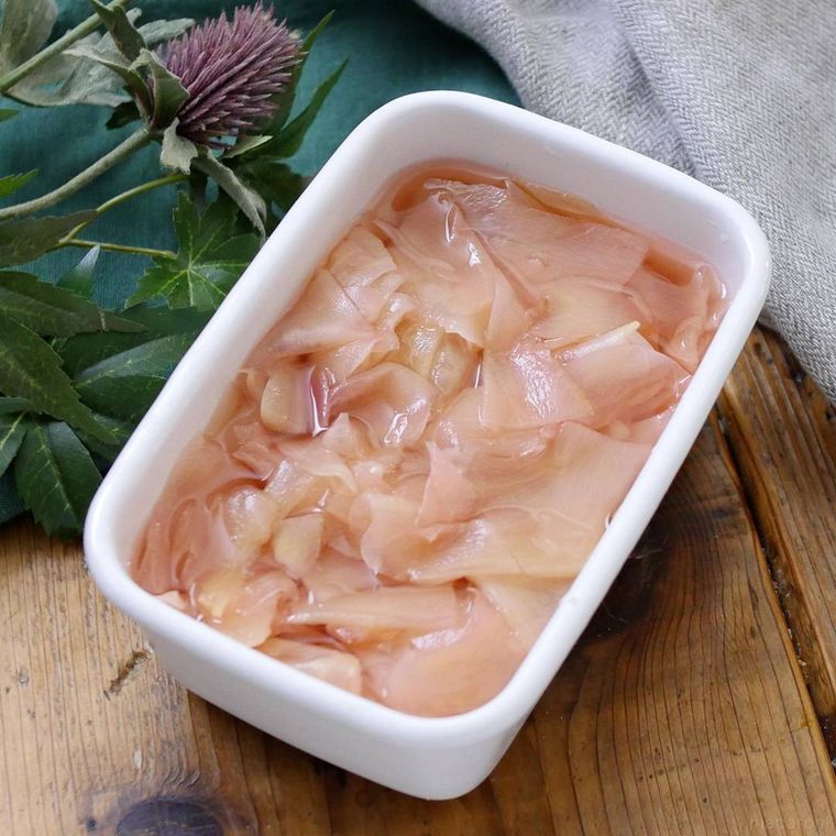 保存容器に入った新生姜の甘酢漬け