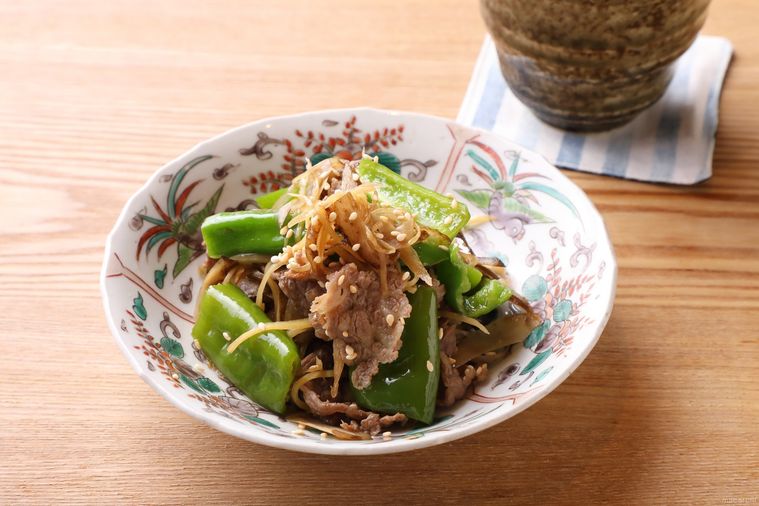 和皿に盛られた万願寺唐辛子と新生姜、牛肉のきんぴら