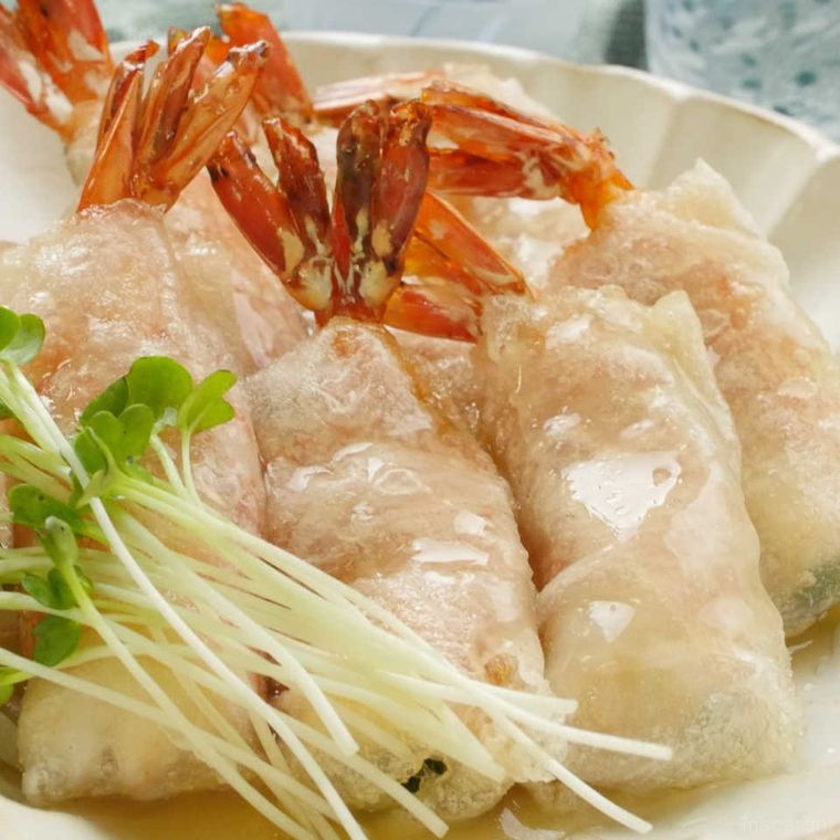 白色の皿に盛られたえびと新生姜の揚げ春巻き