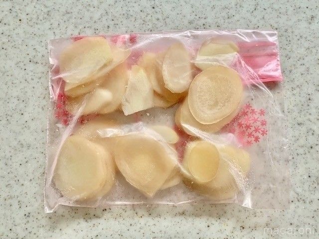 スライスした新生姜をフリーザーバッグに入れたもの