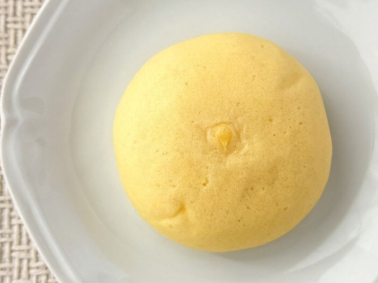 白皿にのったたまごっち×山崎製パンの「カスタードまんじゅう」