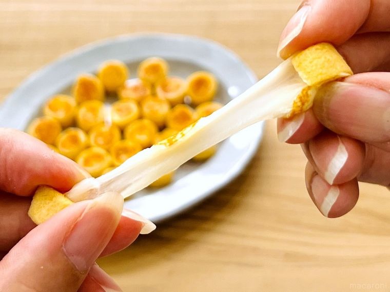 ポテコに詰めたさけるチーズが伸びている様子