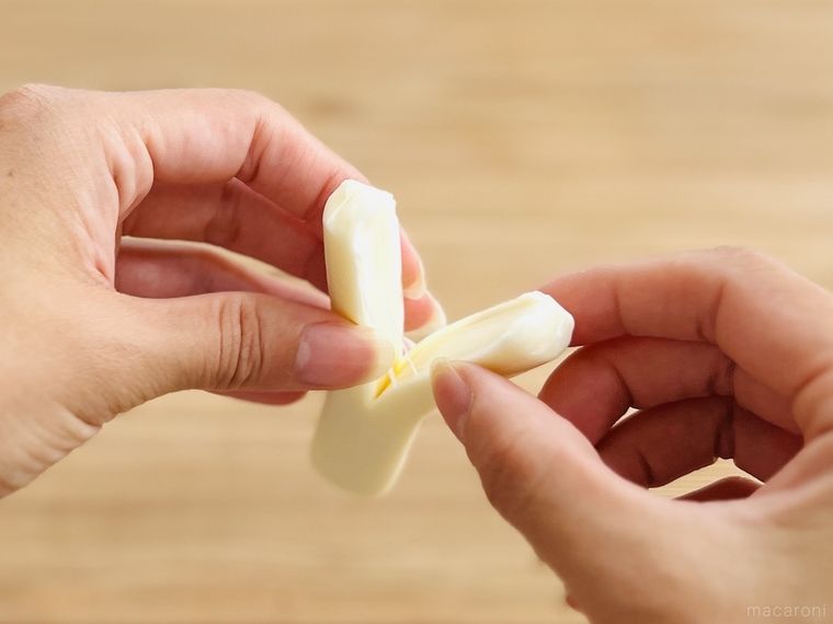 「さけるチーズ」をさいている様子