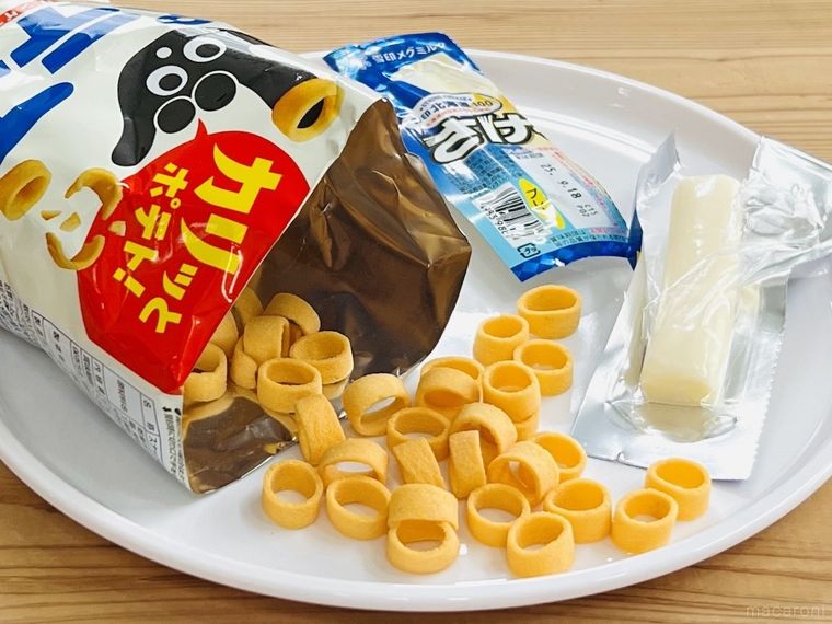 白い皿の上に「ポテコ」と「さけるチーズ」が置かれている様子
