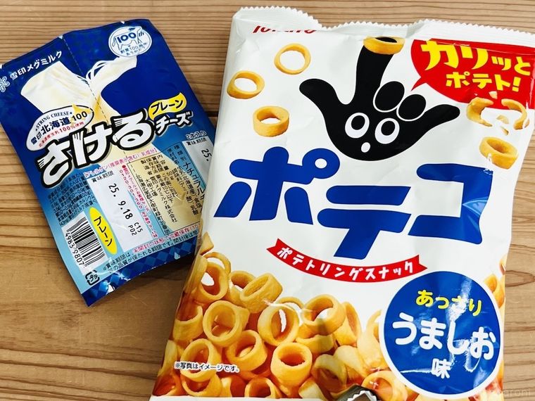 テーブルの上に「ポテコ」と「さけるチーズ」が置かれている様子