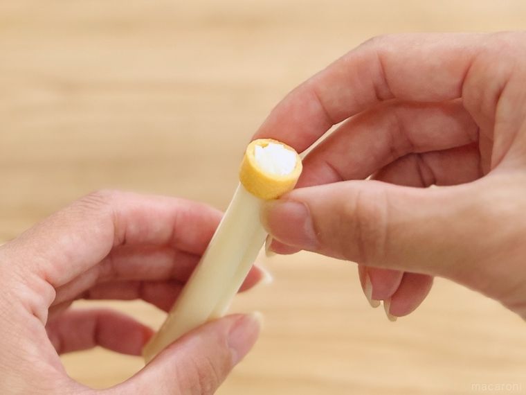 「さけるチーズ」に「ポテコ」を通している様子