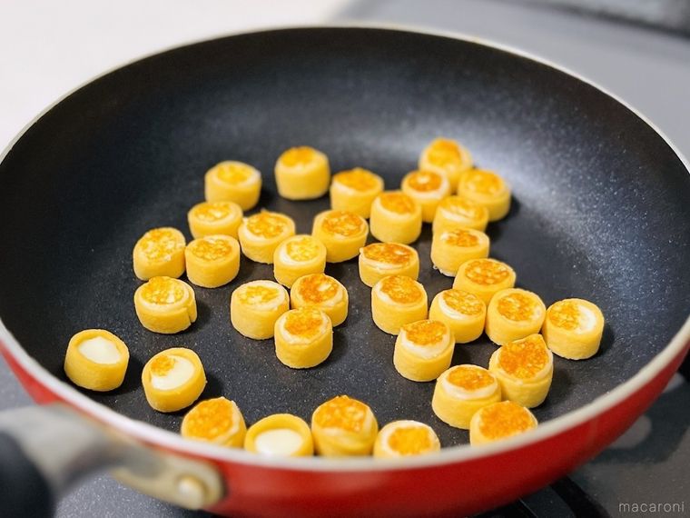 「さけるチーズ」が詰まった「ポテコ」をフライパンで焼いている様子