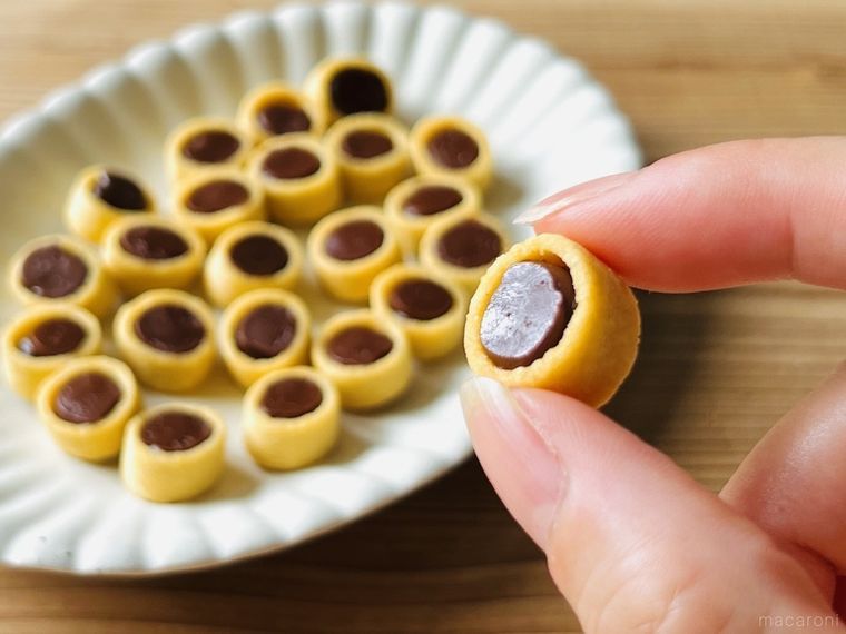 「ポテコ」の穴の中に生チョコを絞ったお菓子