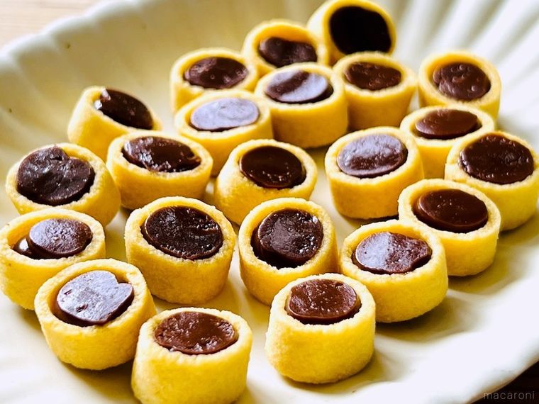 「ポテコ」の穴の中に生チョコを絞ったお菓子