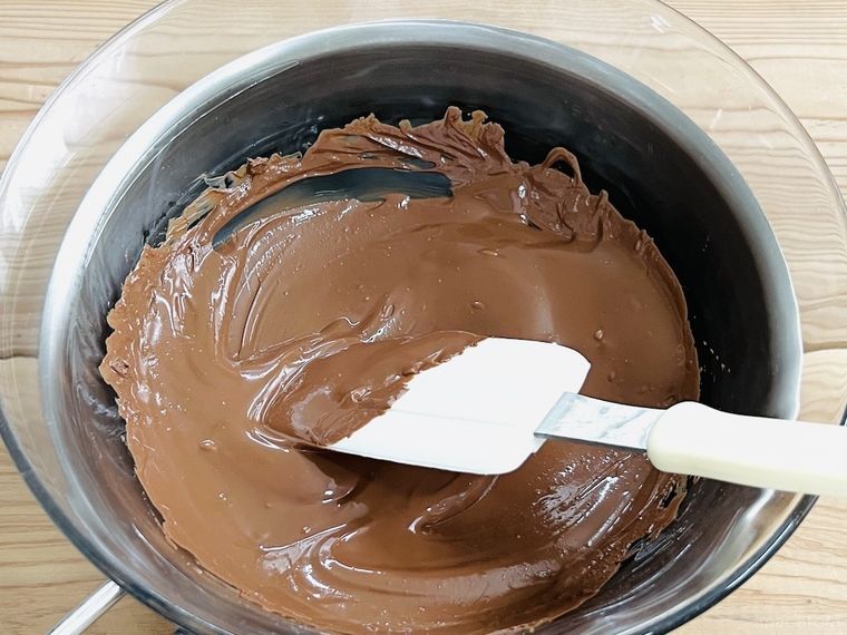 チョコレートを湯煎で溶かしている様子