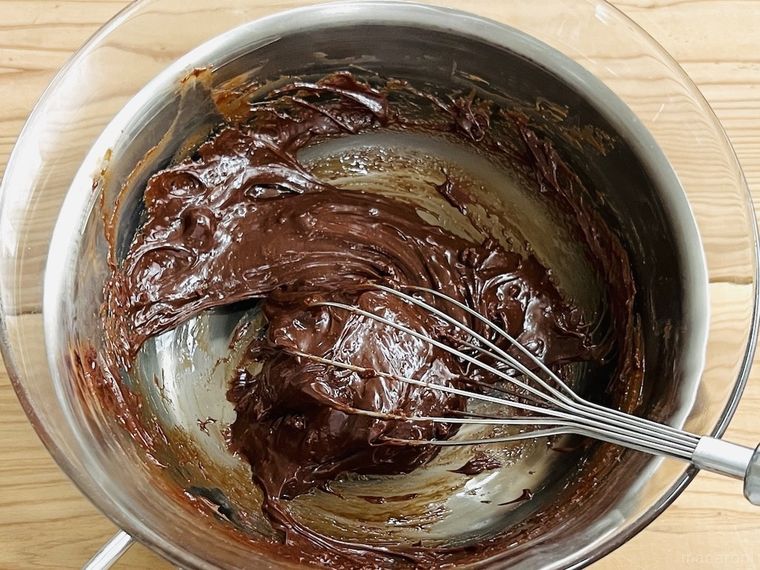 チョコレートと生クリームを混ぜ合わせている様子
