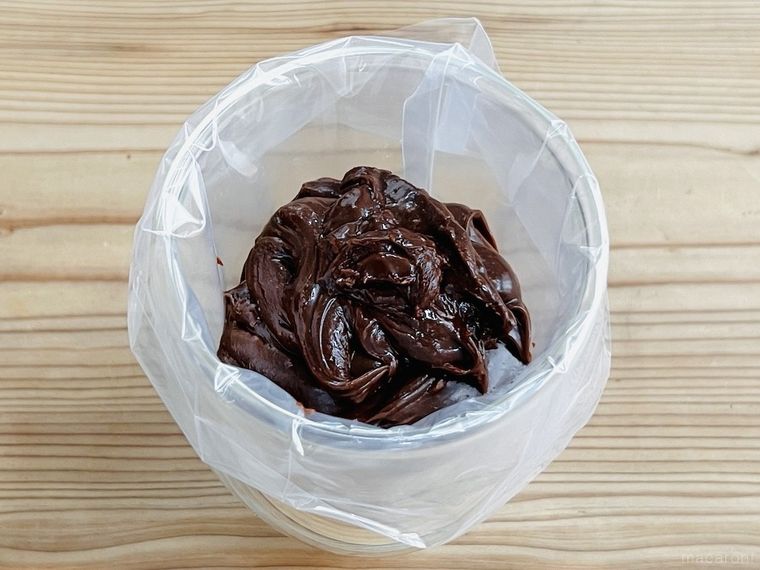 生チョコを絞り袋に入れた様子