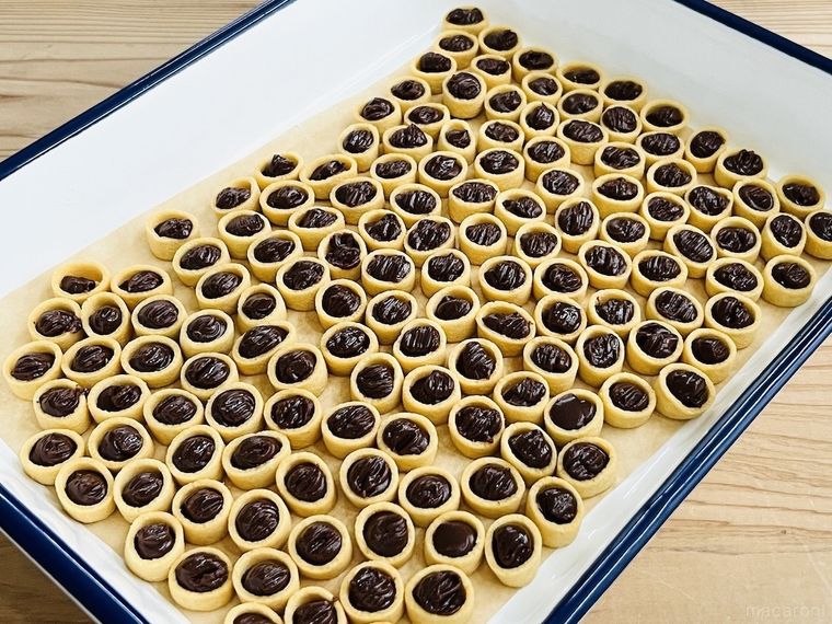 「ポテコ」の穴の中に生チョコを絞った様子