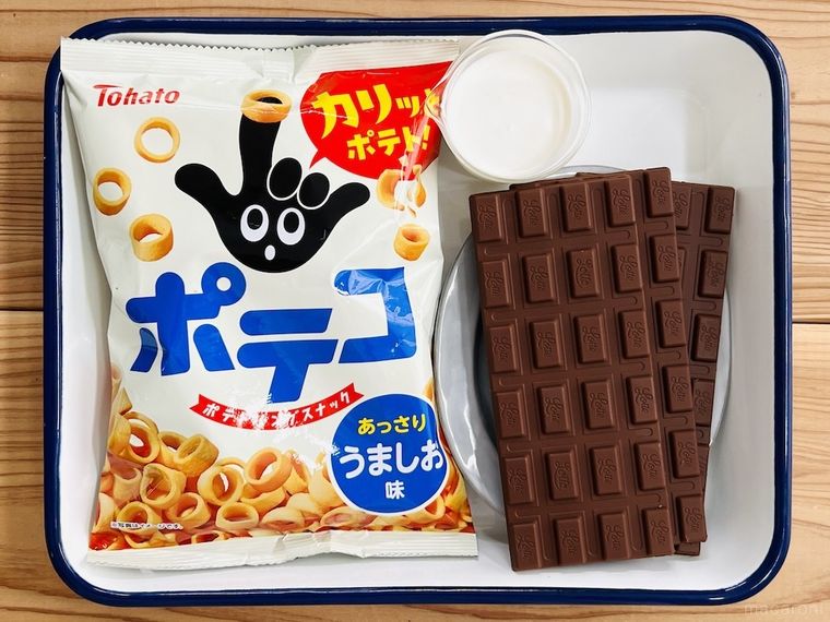 バットの上に「ポテコ」、板チョコレート、生クリームが置かれている様子