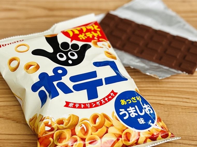 テーブルの上に「ポテコ」と板チョコレートが置かれている様子