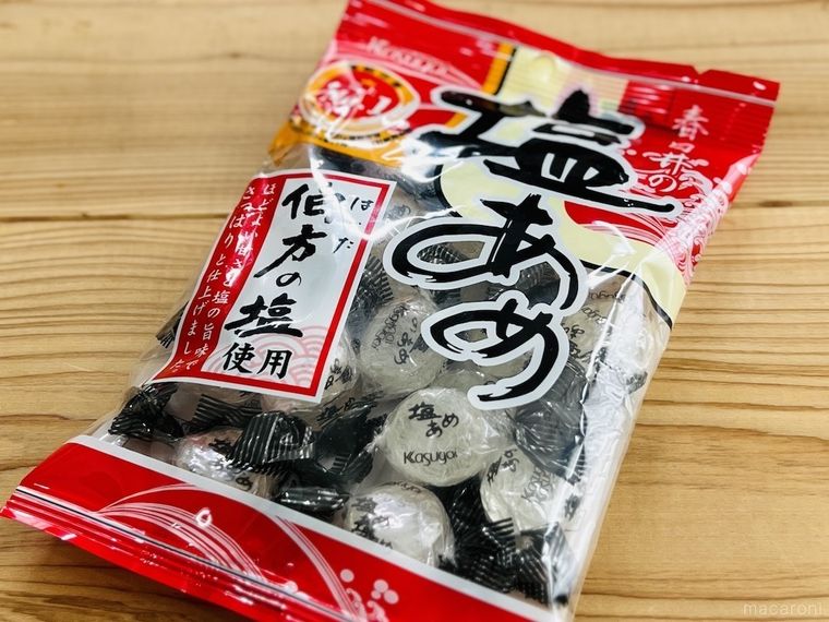 テーブルの上に春日井製菓の「塩あめ」が置かれている様子