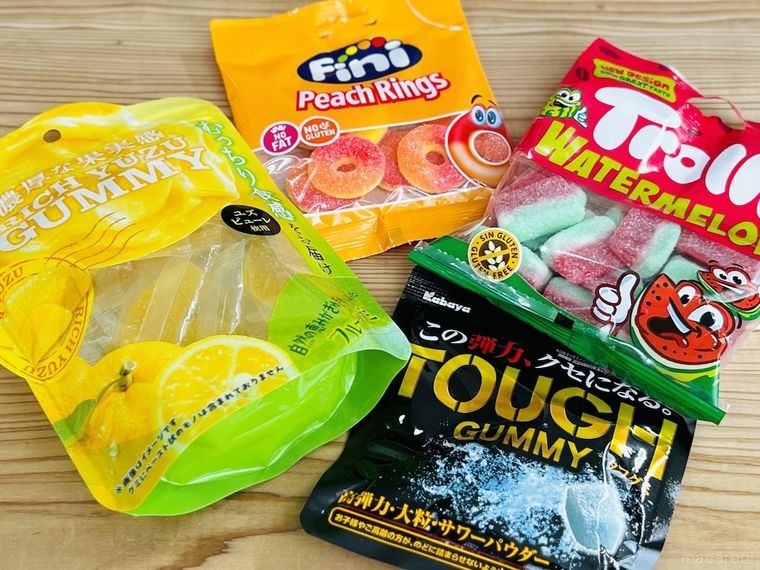 テーブルの上に4種類のグミが置かれている様子