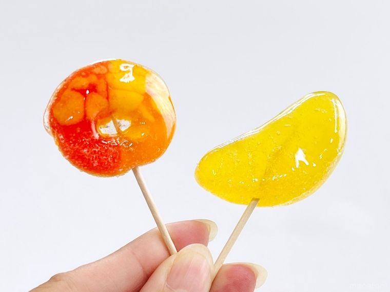 2種類のグミタンフルを手で持っている様子