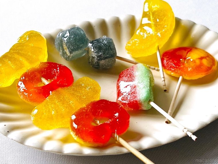 皿に盛られた5種類のグミタンフル