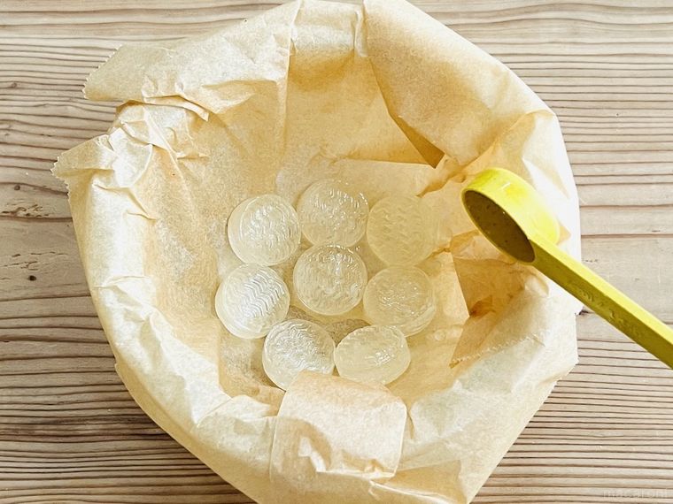 ボウルに入った「塩あめ」に水をかけている様子
