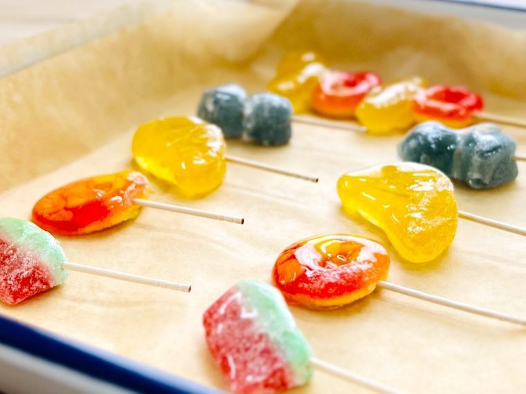 バットの上にグミタンフルが並んでいる様子