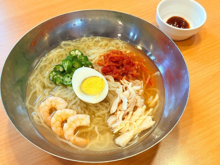 「海老と蒸し鶏のコク旨冷麺」とコチュジャンが置かれている様子