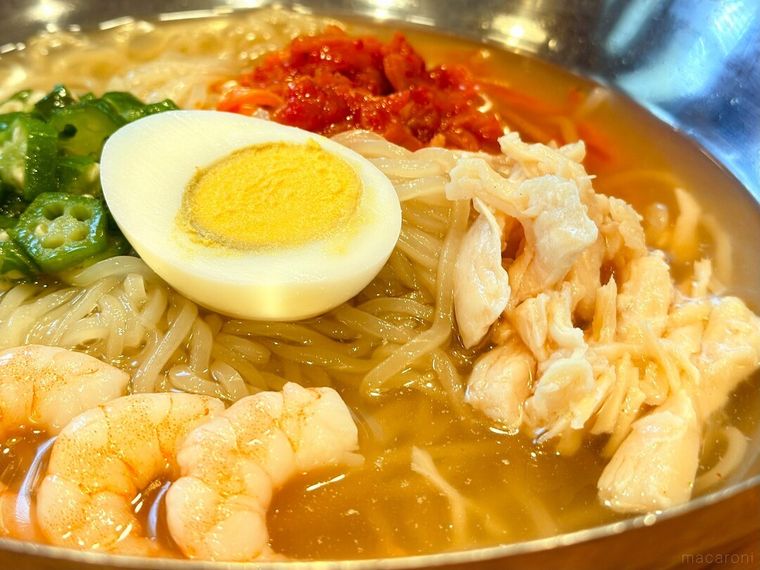 海老やゆで卵などがのった「海老と蒸し鶏のコク旨冷麺」