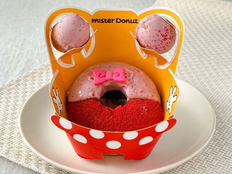 白皿にのったふわふわシューストロベリーリングミニーマウス