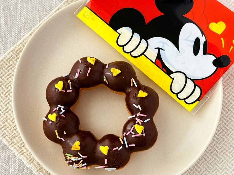 白皿にのったポン・デ・スマイルチョコレートミッキーマウス