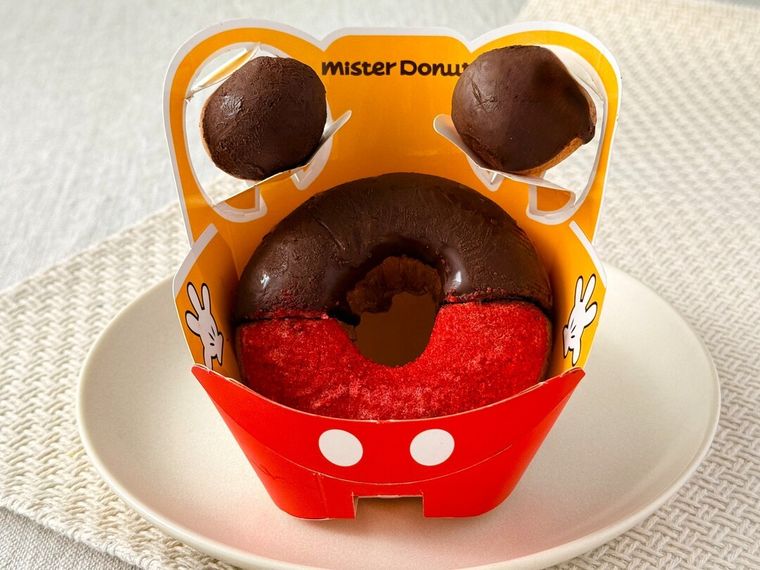 白皿にのったふわふわシューチョコリングミッキーマウス