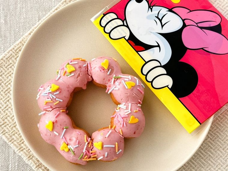 白皿にのったポン・デ・スマイルストロベリーミニーマウス