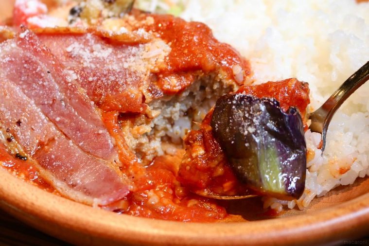 揚げなすとソースをとろうとしている