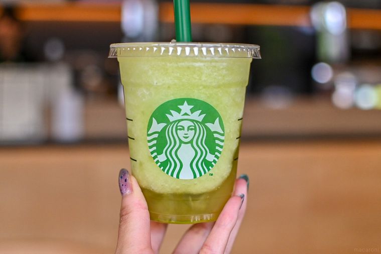 フラペチーノを持っているところ