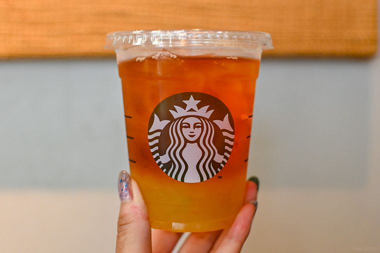 ドリンクを持っているところ