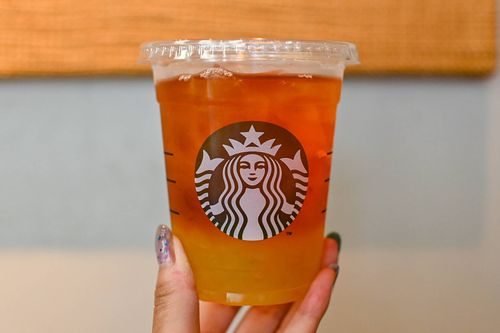 スタバ新作チラックスソーダマスカットの大胆カスタムごくごく飲み干したくなる味に