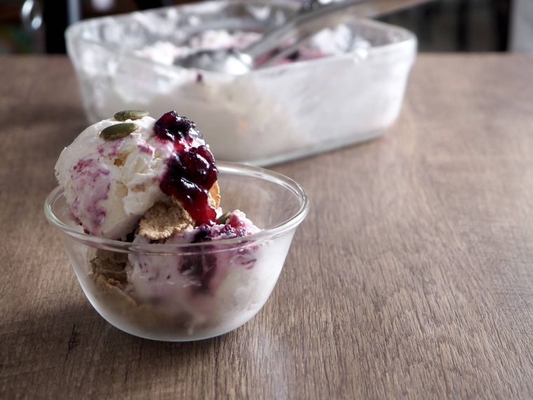 カップにブルーベリーヨーグルトアイスが入っている