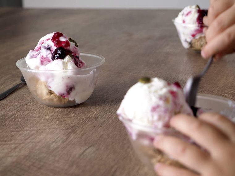 ブルーベリーヨーグルトアイスを食べている様子