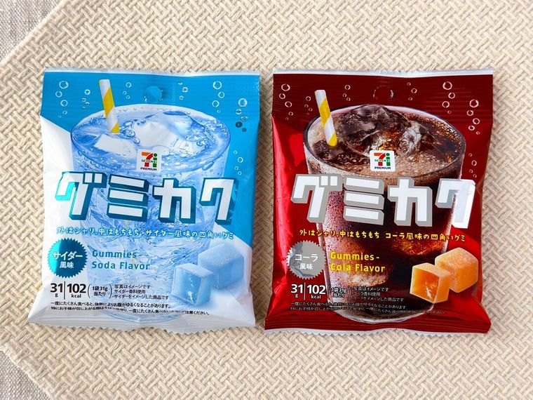 セブンプレミアム グミカク サイダー風味とセブンプレミアム グミカク コーラ風味のパッケージ