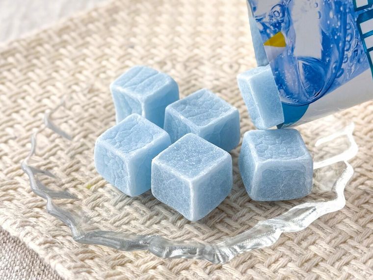 セブンプレミアム グミカク サイダー風味をパッケージから取り出している様子