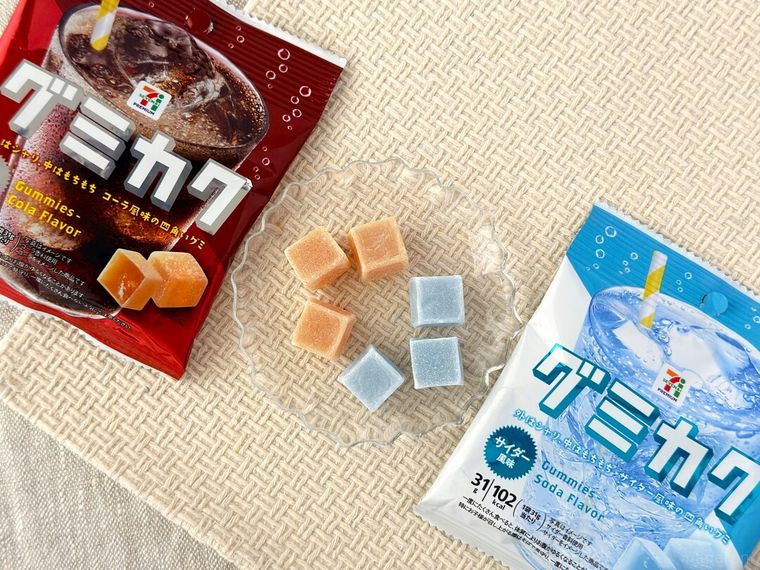 皿に盛り付けられたセブンプレミアム グミカク サイダー風味とセブンプレミアム グミカク コーラ風味