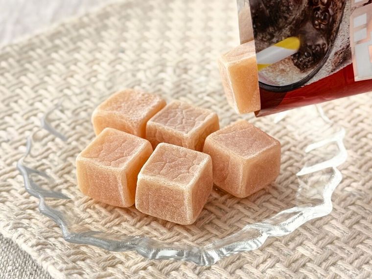 セブンプレミアム グミカク コーラ風味をパッケージから取り出している様子