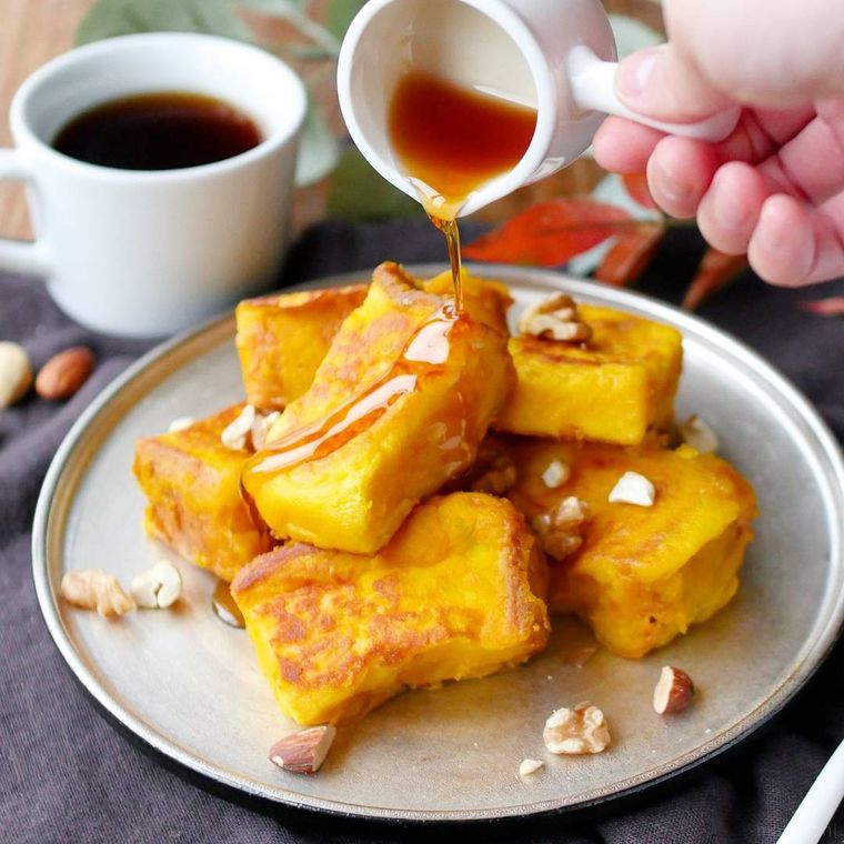 灰色の丸皿に盛られたかぼちゃのフレンチトースト