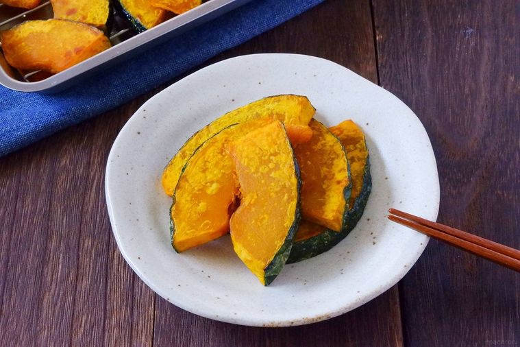 白い皿にのせたかぼちゃの素揚げ