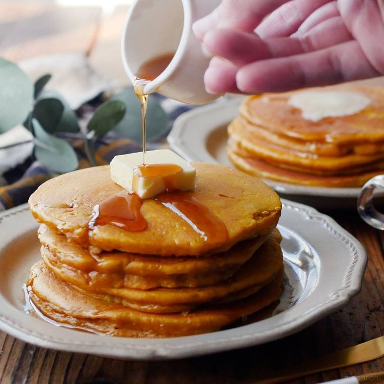 灰色の洋皿に盛られたかぼちゃパンケーキ