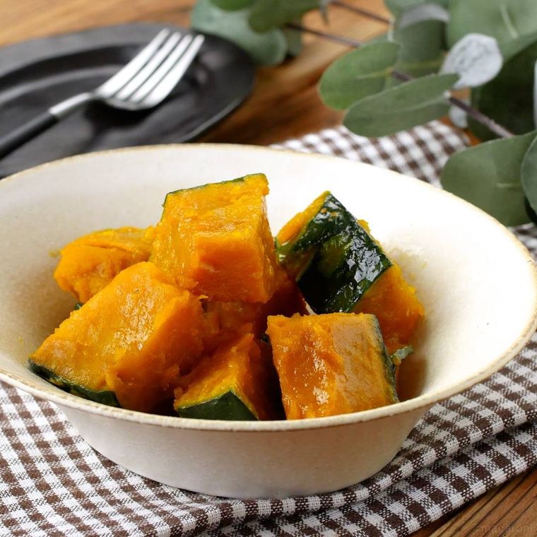 白色の深皿に盛られたかぼちゃの塩バター蒸し