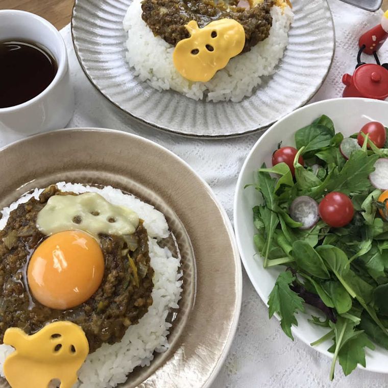 丸皿に盛られたかぼちゃのキーマカレー
